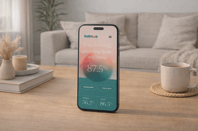 Smartphone met een gezondheids-app, die een score van 87,5 toont, geplaatst op een houten tafel in een lichte omgeving.