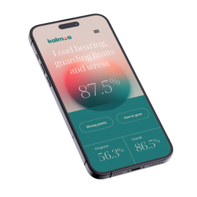 Smartphone met een overzicht van audiometrische gegevens en stressmonitoring, inclusief percentages.